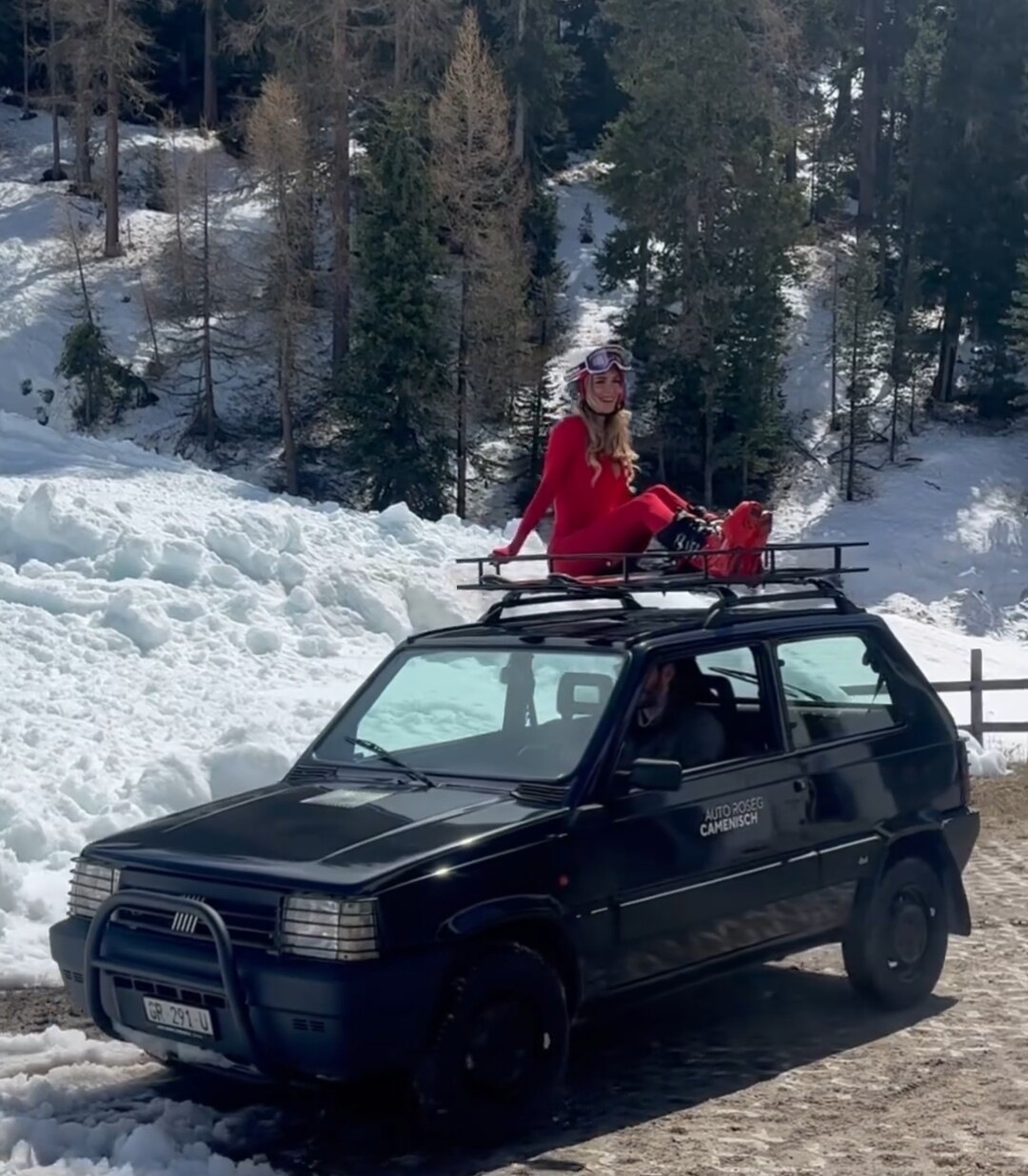 Diletta Leotta sulla neve con tuta rossa, sci e... Fiat Panda 4x4