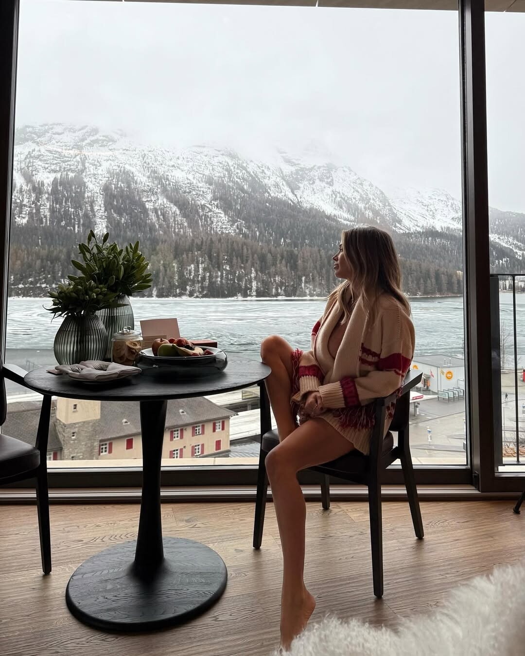 Diletta Leotta sulla neve con tuta rossa, sci e... Fiat Panda 4x4