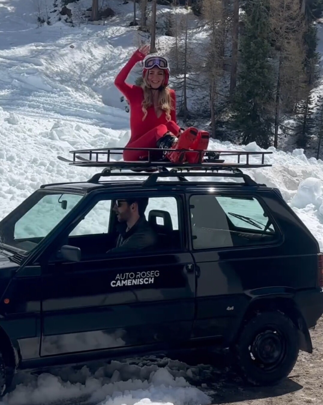 Diletta Leotta sulla neve con tuta rossa, sci e... Fiat Panda 4x4