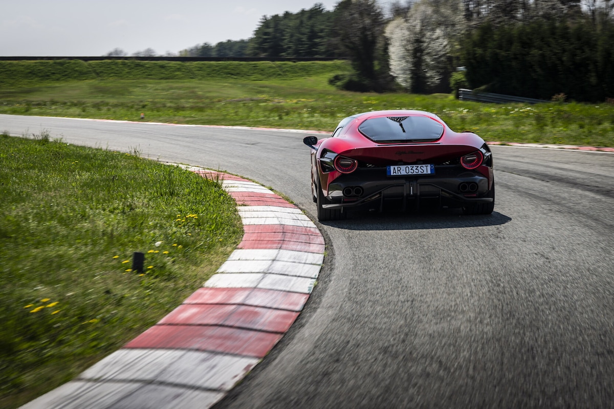 Alfa Romeo 33 Stradale, emozioni in pista