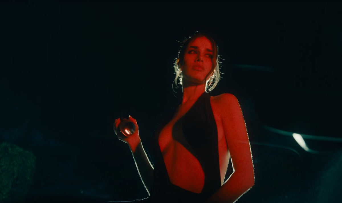 Fedez e Clara, la 600 Abarth elettrica protagonista del videoclip di "Scelte stupide"