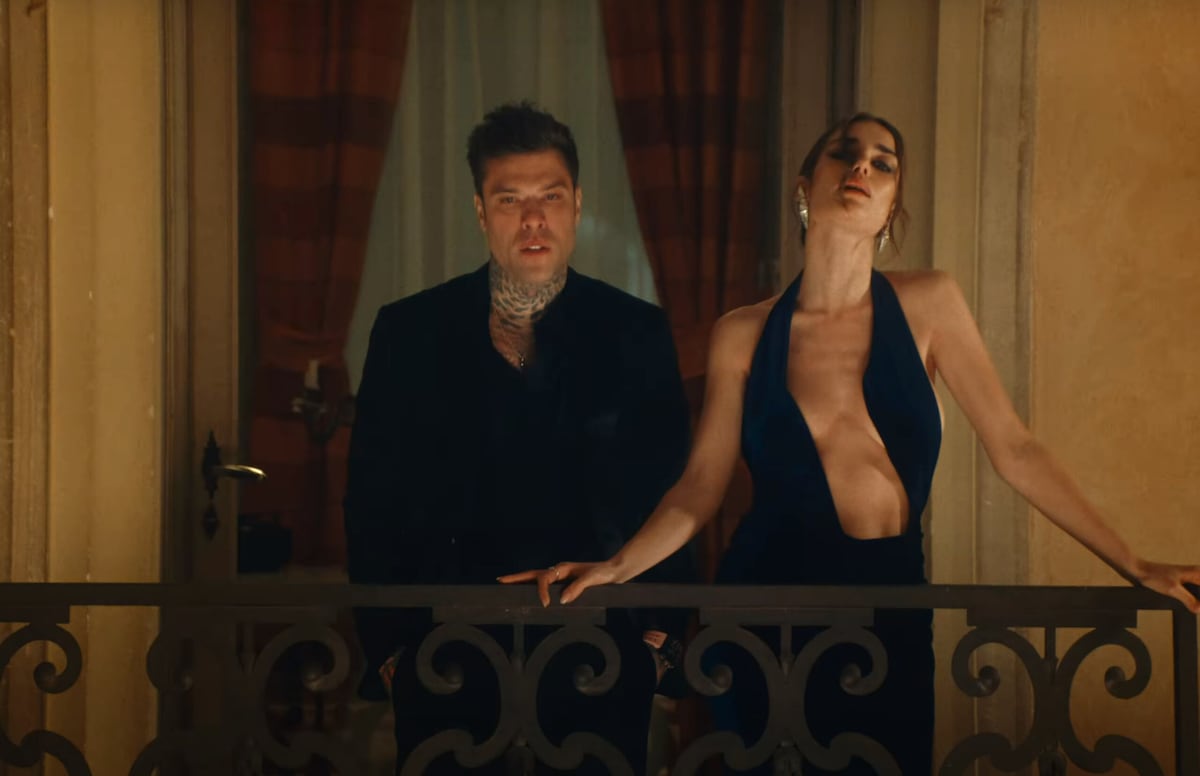 Fedez e Clara, la 600 Abarth elettrica protagonista del videoclip di "Scelte stupide"
