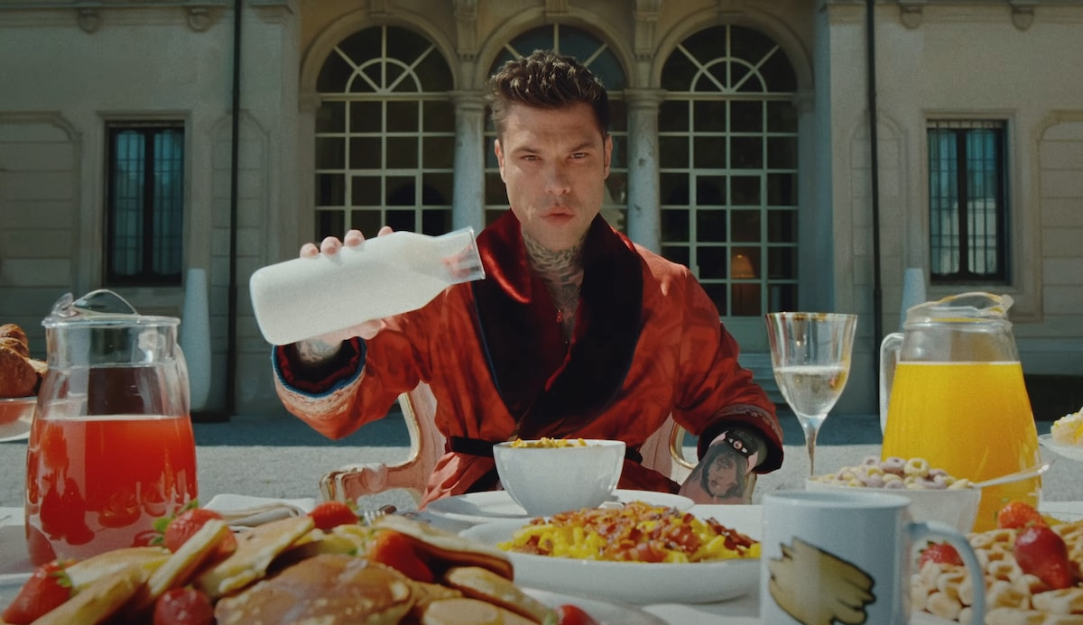 Fedez e Clara, la 600 Abarth elettrica protagonista del videoclip di "Scelte stupide"