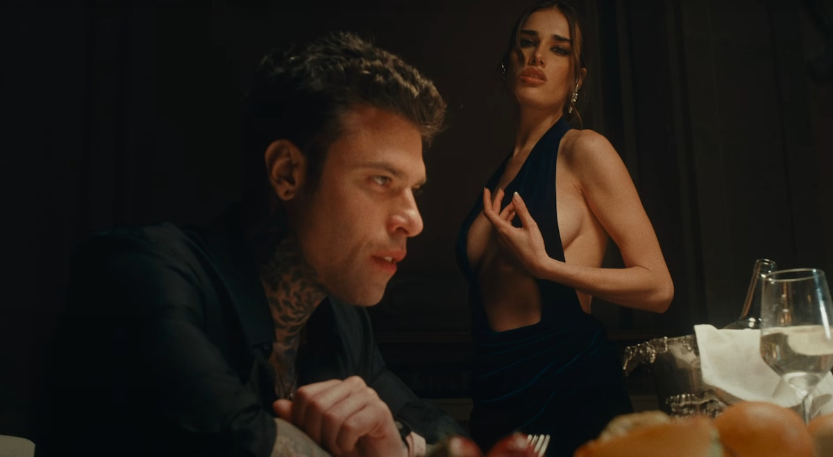 Fedez e Clara, la 600 Abarth elettrica protagonista del videoclip di "Scelte stupide"