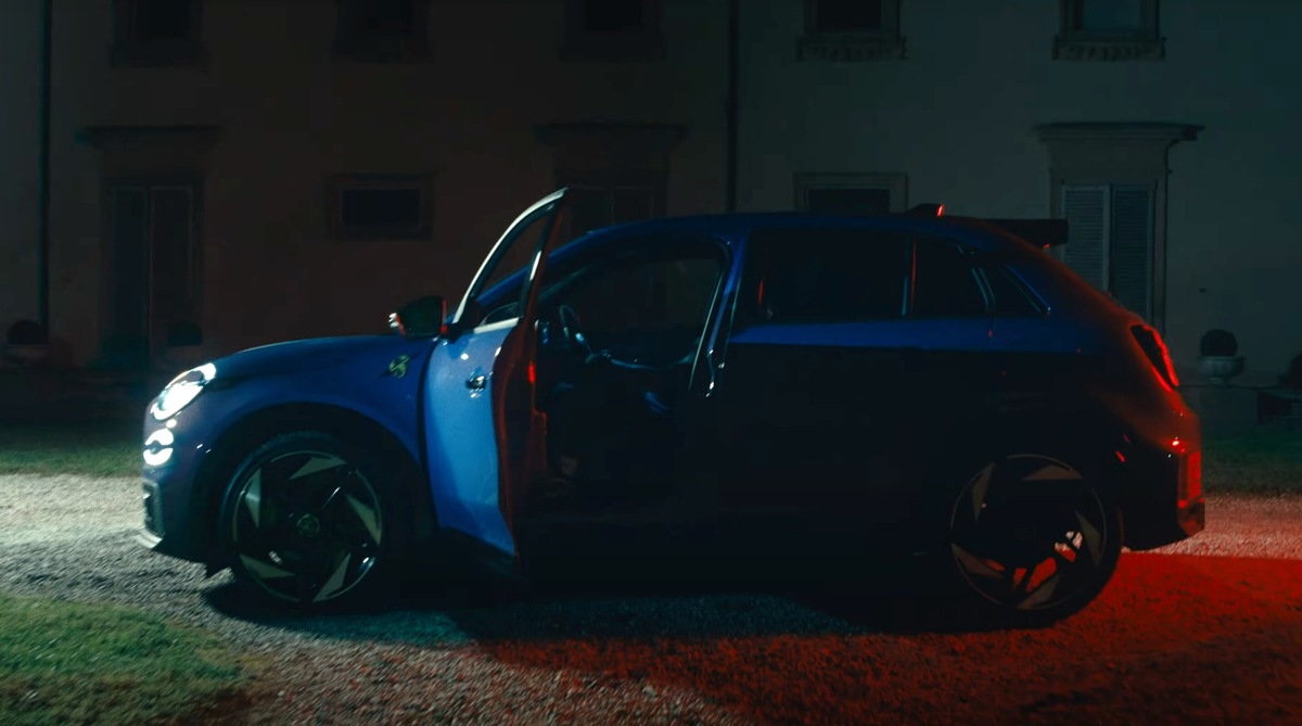 Fedez e Clara, la 600 Abarth elettrica protagonista del videoclip di "Scelte stupide"