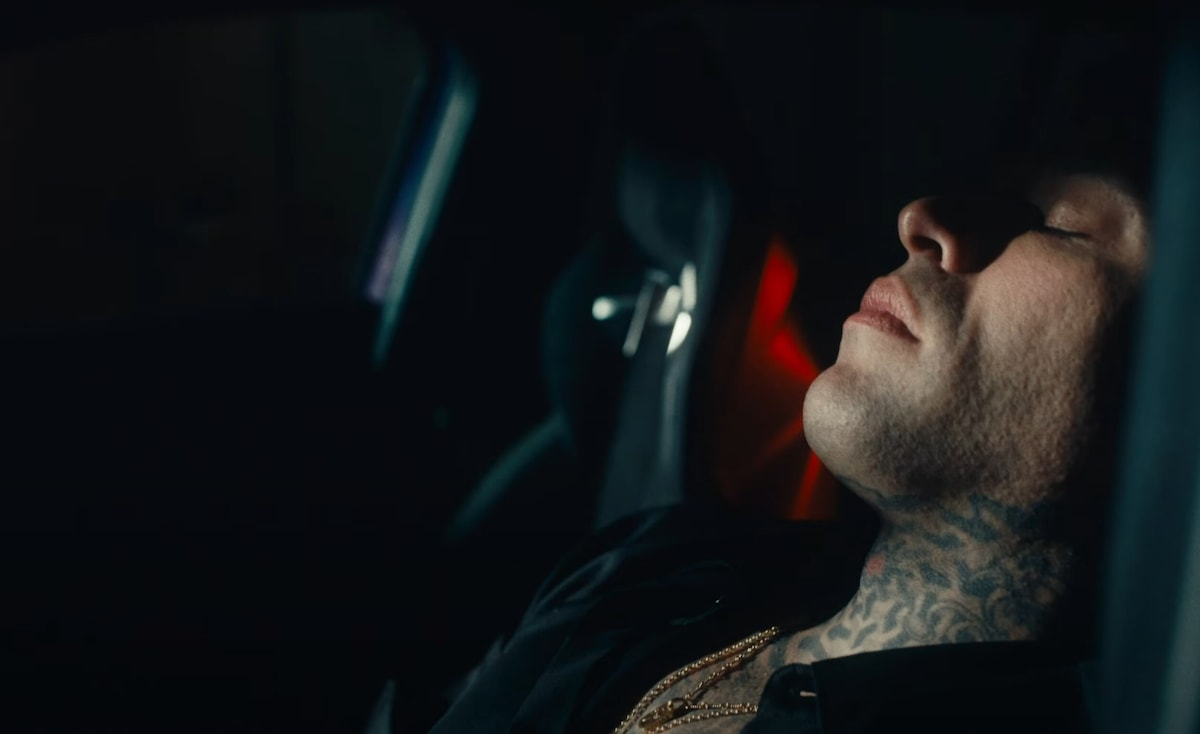 Fedez e Clara, la 600 Abarth elettrica protagonista del videoclip di "Scelte stupide"