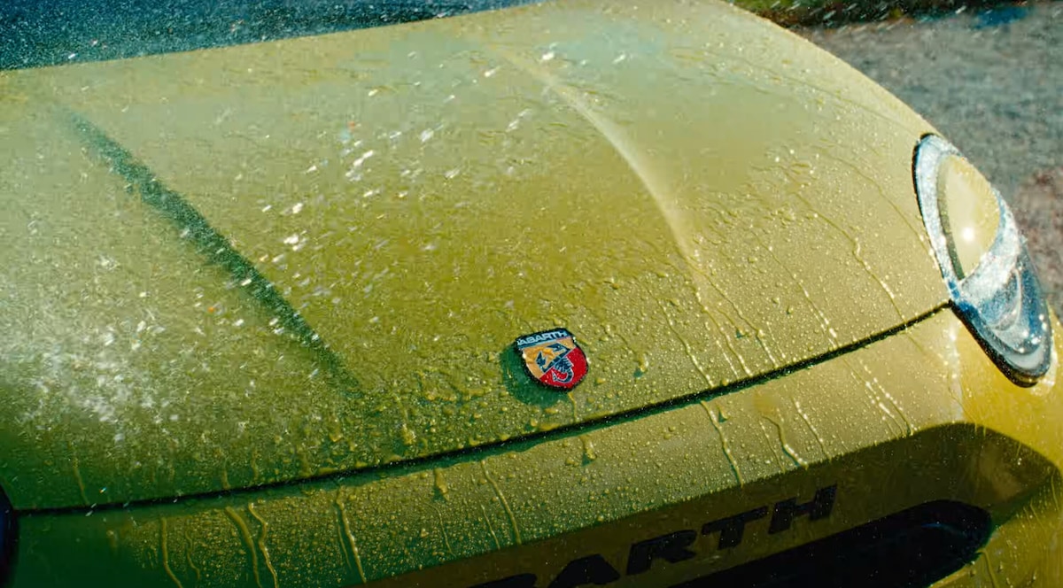 Fedez e Clara, la 600 Abarth elettrica protagonista del videoclip di "Scelte stupide"