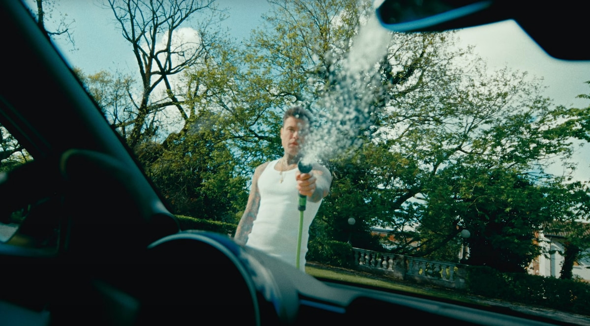 Fedez e Clara, la 600 Abarth elettrica protagonista del videoclip di "Scelte stupide"