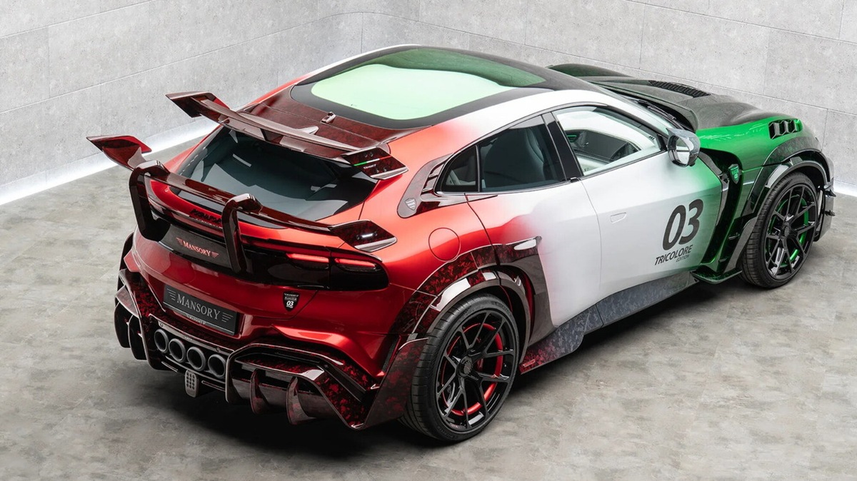 Ferrari Purosangue, il tuning più estremo è il Pugnator Tricolore di Mansory