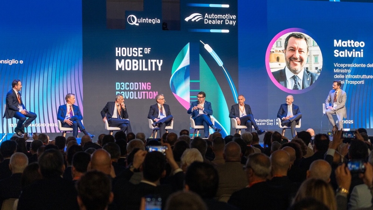 Salvini: Superbollo da abolire e l'auto elettrica sia una delle opzioni