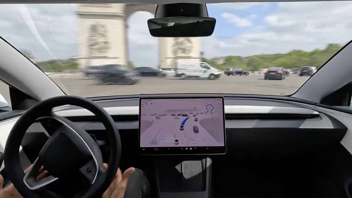 Tesla Full Self Driving alla prova della rotonda più difficile d'Europa