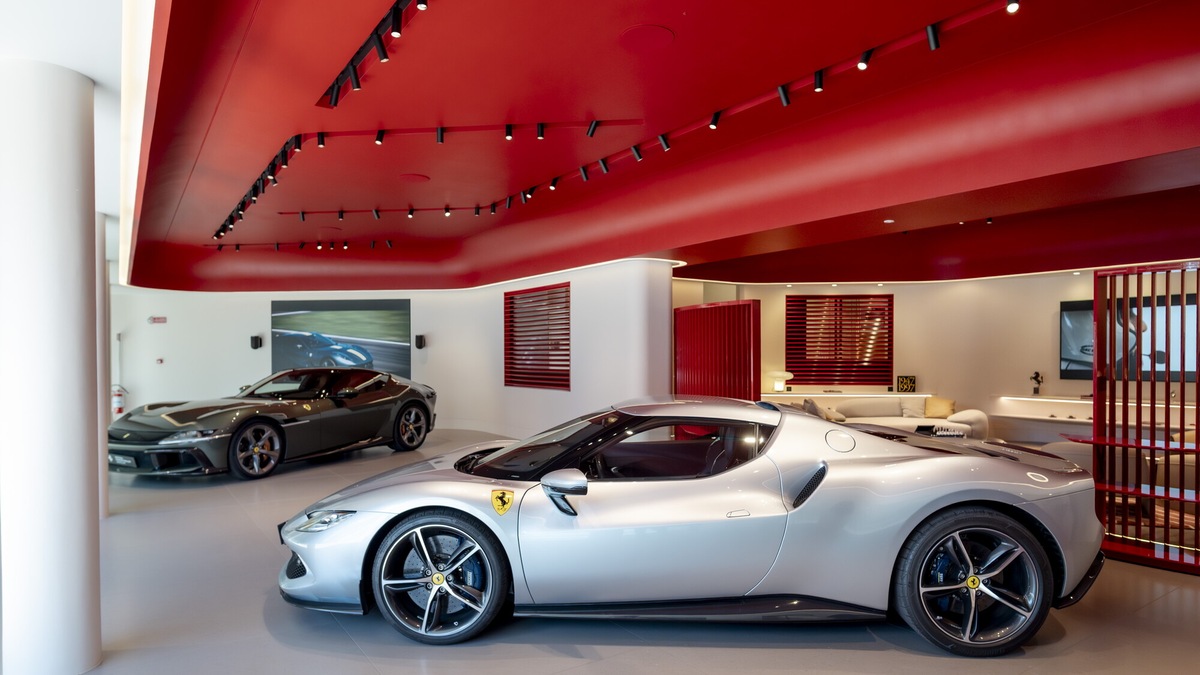 Ferrari, la nuova Corporate Identity debutta alla Samocar di Roma