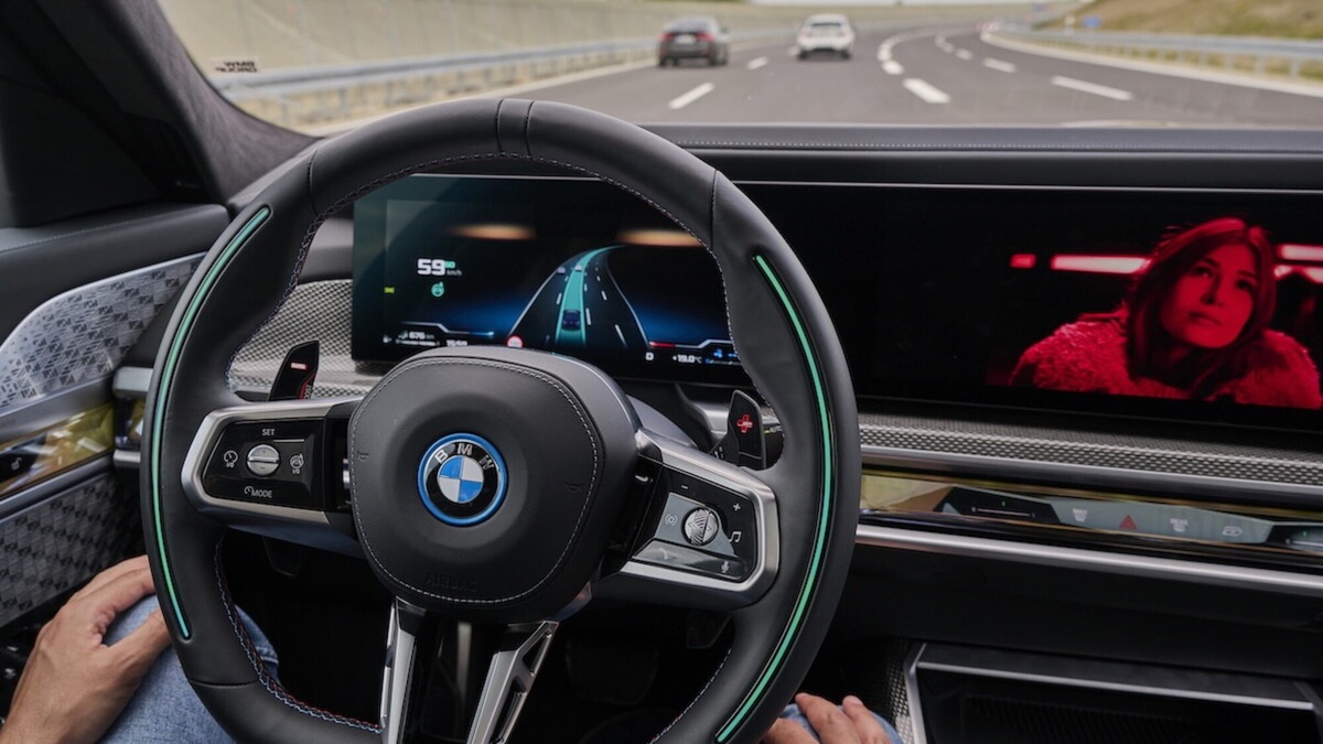 Guida assistita, in autostrada anche senza mani sul volante