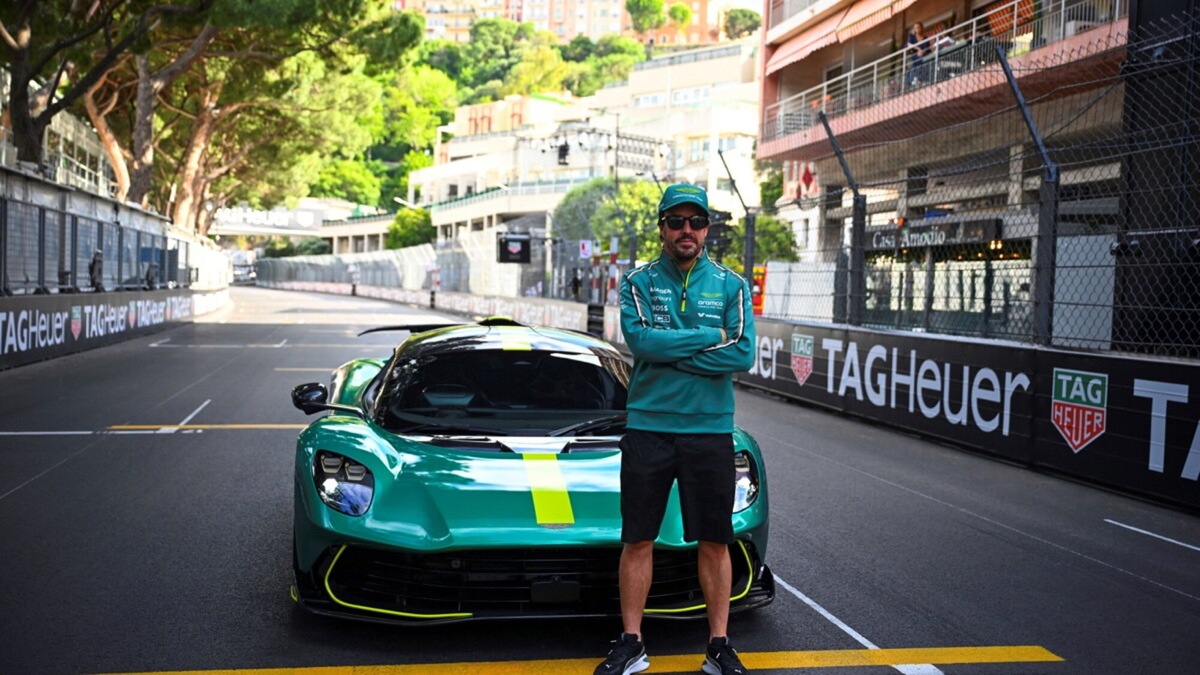 Aston Martin Valhalla a Monaco con Alonso