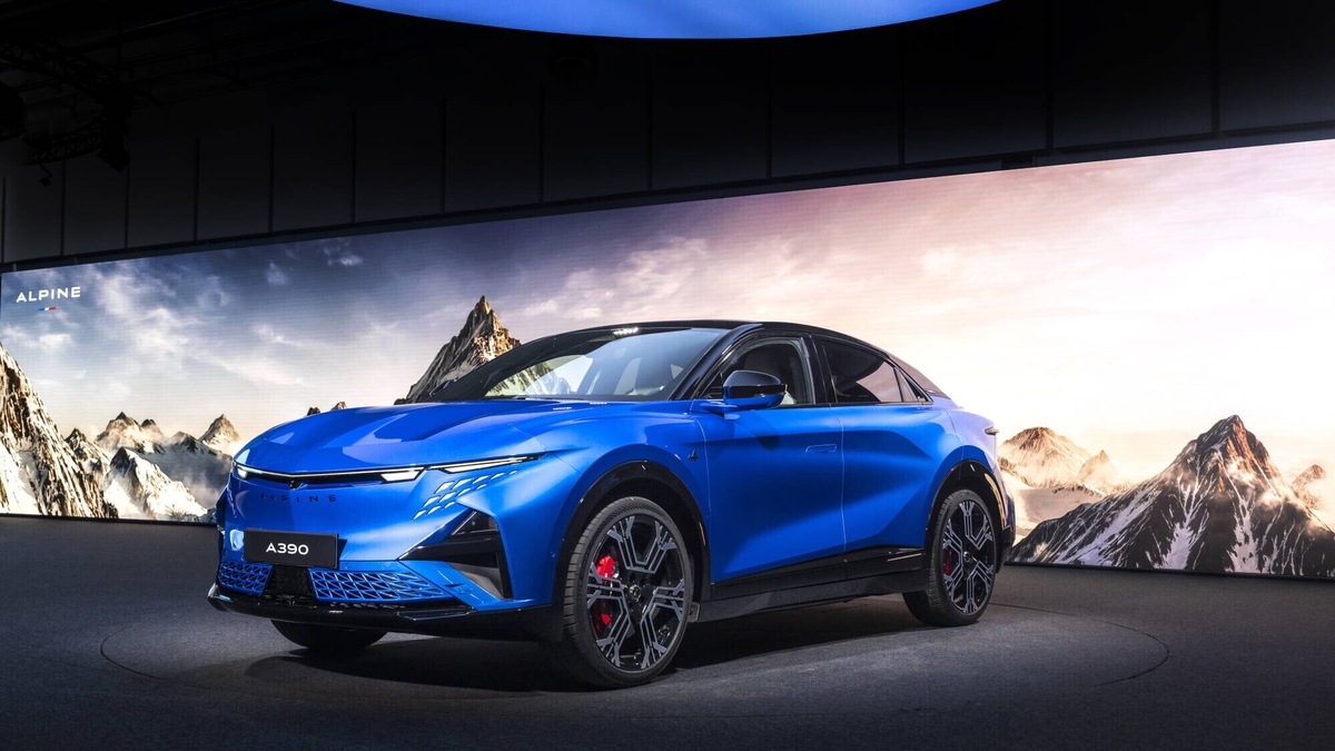 Alpine A390, il divertimento elettrico a tre motori e a ruote alte