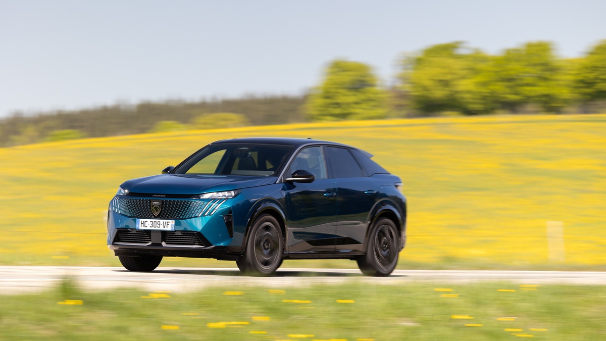 Peugeot e3008 ed e5008, il test delle versioni Dual Motor