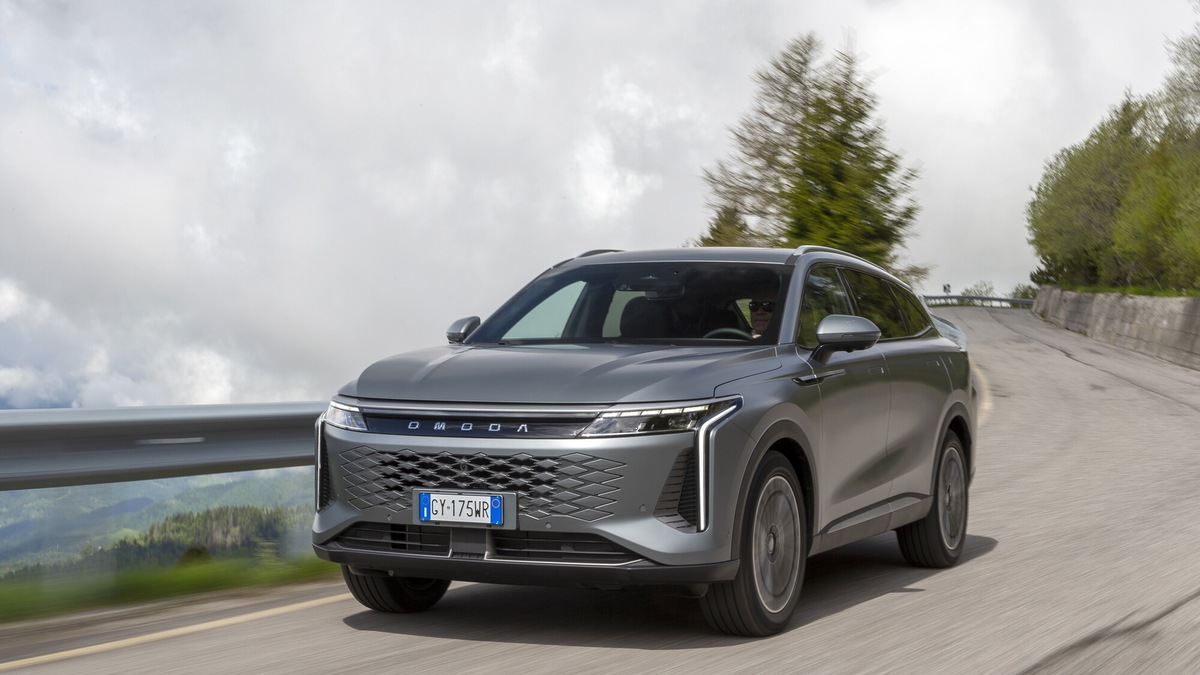 Omoda 9 Super Hybrid, il test. Ha tutto: qualità, potenza, autonomia, prezzo