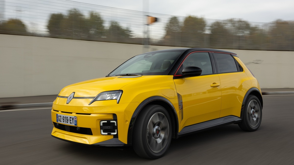 The Car Of The Year: a Milano in prova gratuita le vincitrici e le candidate Renault