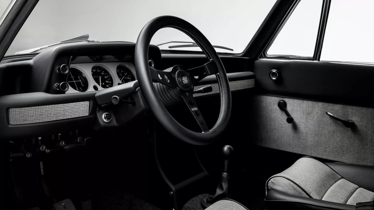 Le foto della BMW 2002 restomod by Son Of Cobra