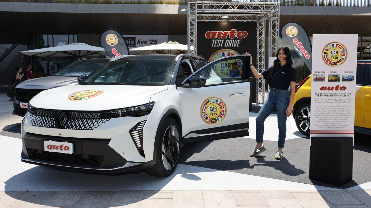 Renault Scenic E-Tech, l'Auto dell'Anno 2024 impegnata nei test drive a Milano