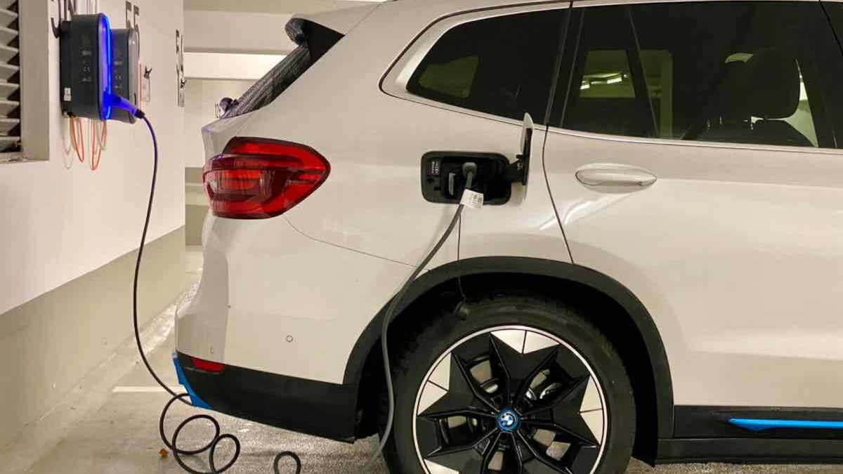Cina, stop al “one-pedal” per le auto elettriche: dal 2027 vietato l’uso predefinito