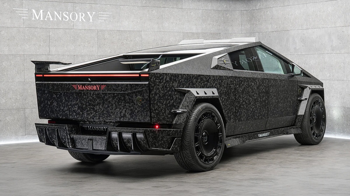 Tesla Cybertruck Elongation EVO, il tuner Mansory esagera ancora