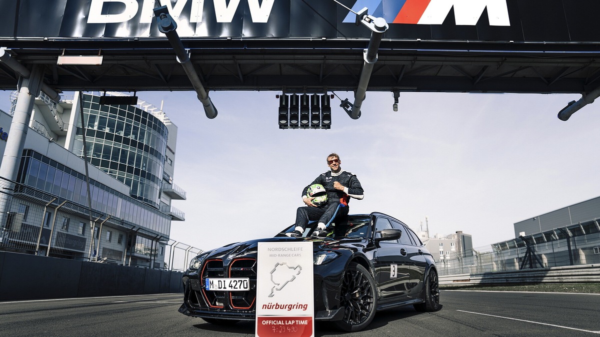 BMW M3 CS Touring 2025, le foto del record al Nurburgring