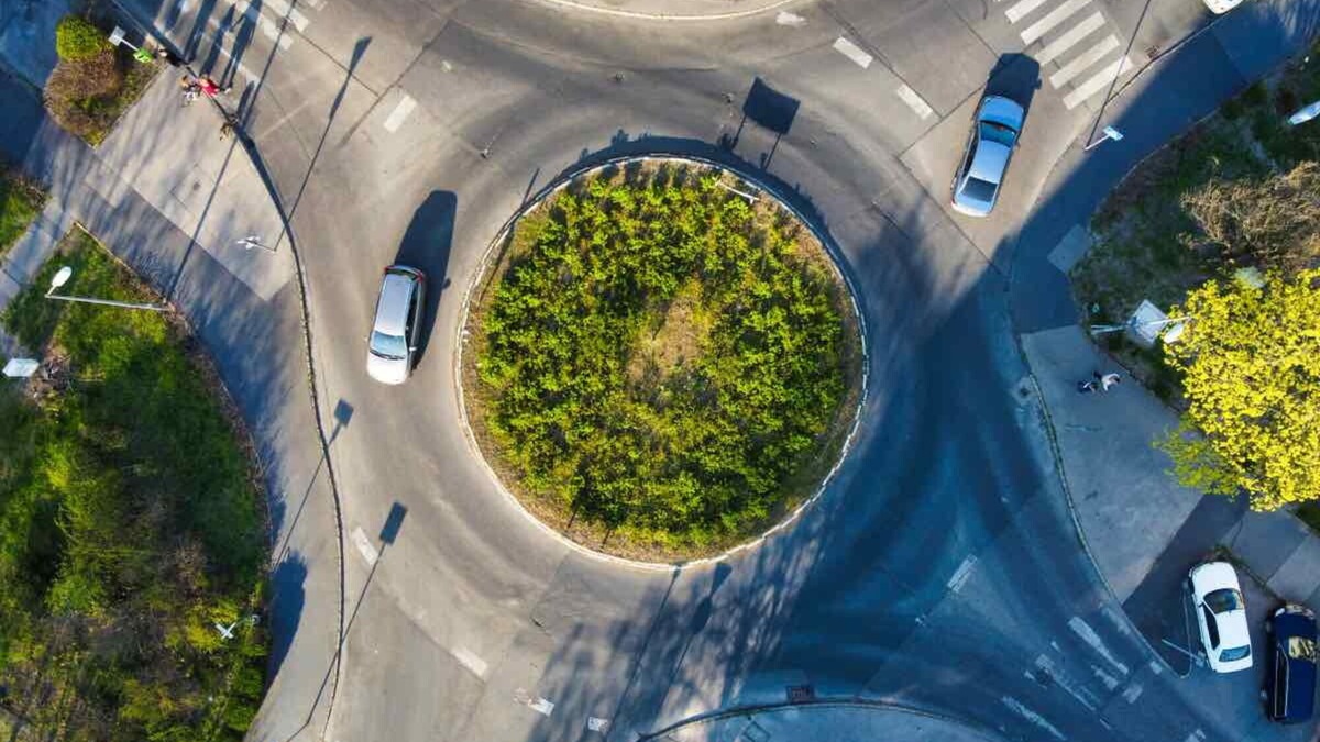 Frecce nella rotatoria: obbligo di legge, ma in pochi le usano correttamente