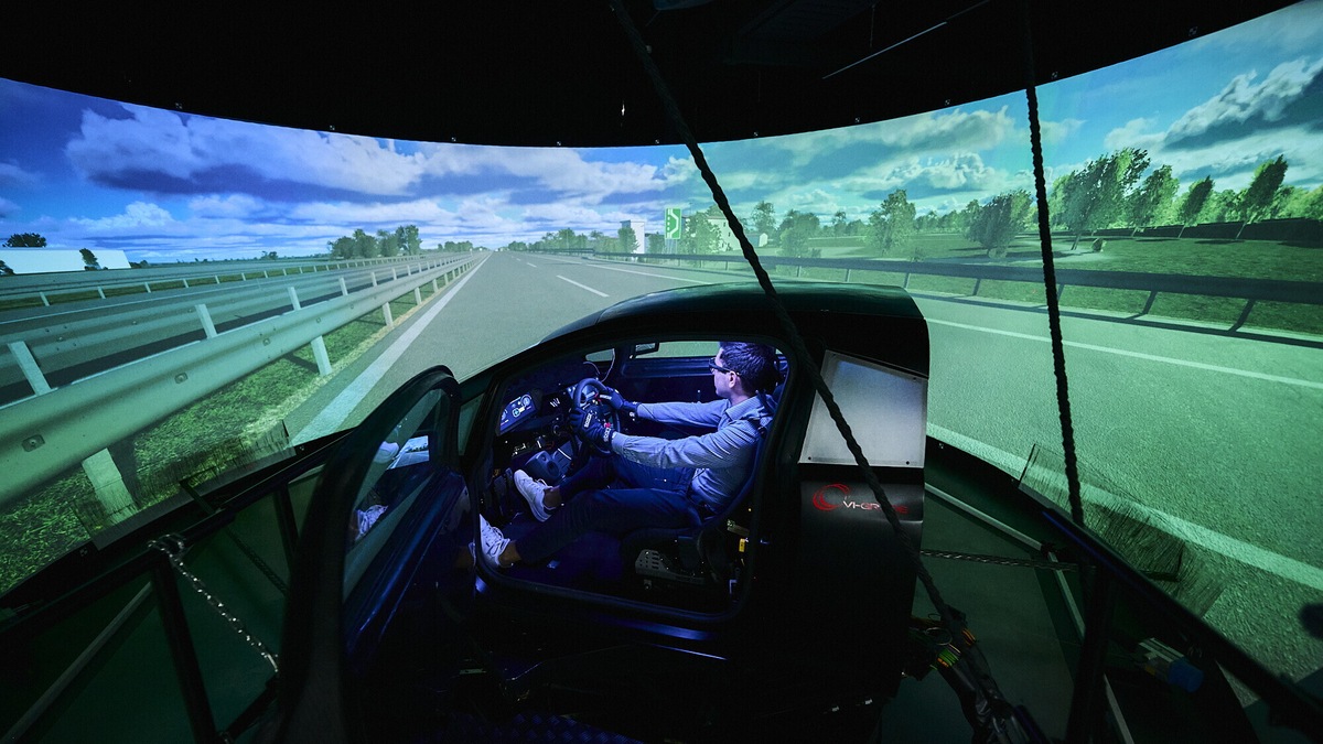 Autostrade per l’Italia inaugura simulatore di guida AR con droni e IA per la sicurezza