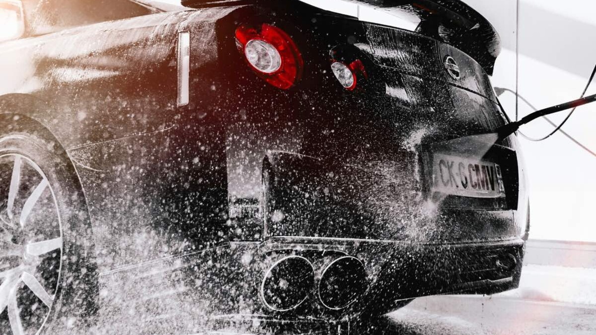 Lavaggio auto: a mano o nei rulli? Tutta la verità su vantaggi e rischi