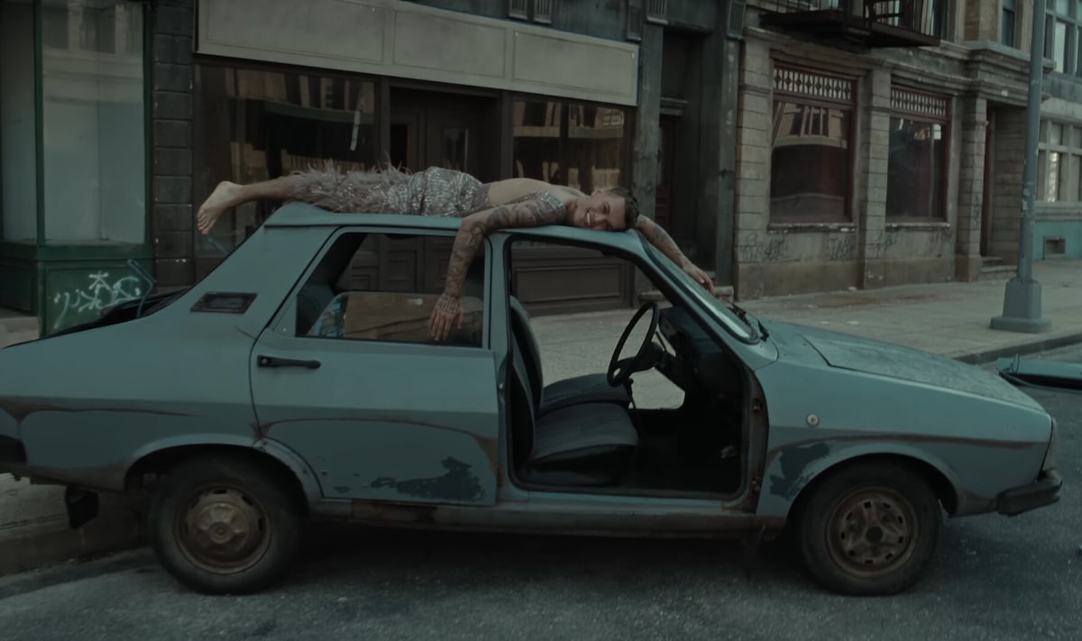 Dall'Abarth di Fedez alla Ford di Noemi: le auto delle canzoni estive 2025