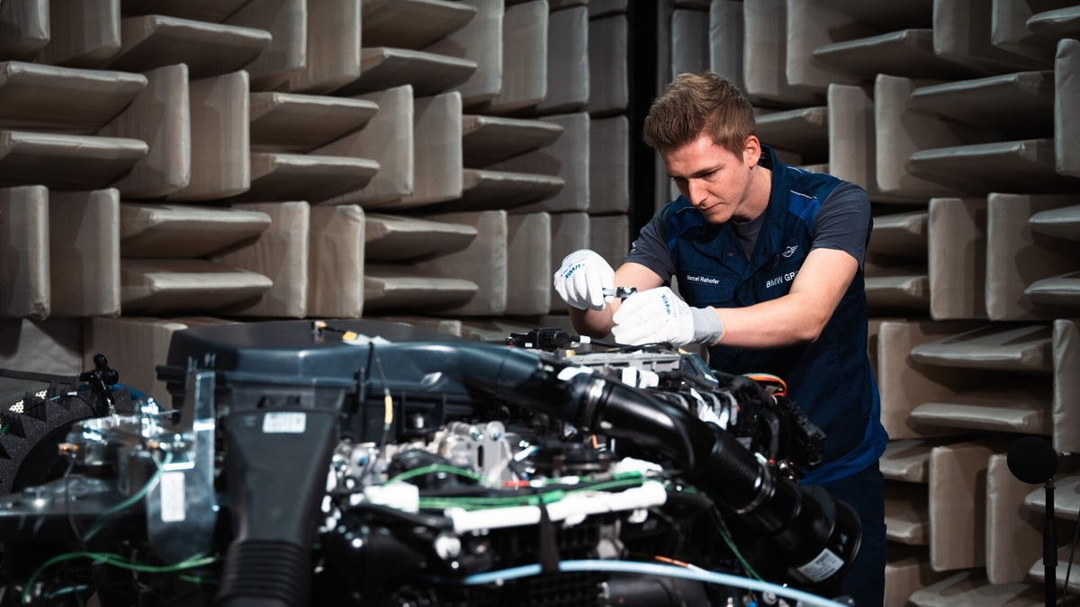 BMW non molla, nel 2028 la prima auto a idrogeno di serie