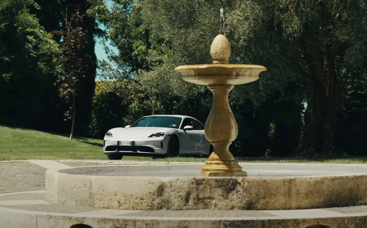 Tiziano Ferro, nella sua "cuore rotto" la protagonista è una Porsche elettrica
