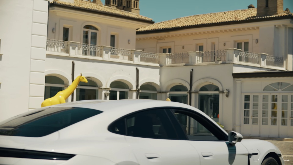 Tiziano Ferro, nella sua "cuore rotto" la protagonista è una Porsche elettrica