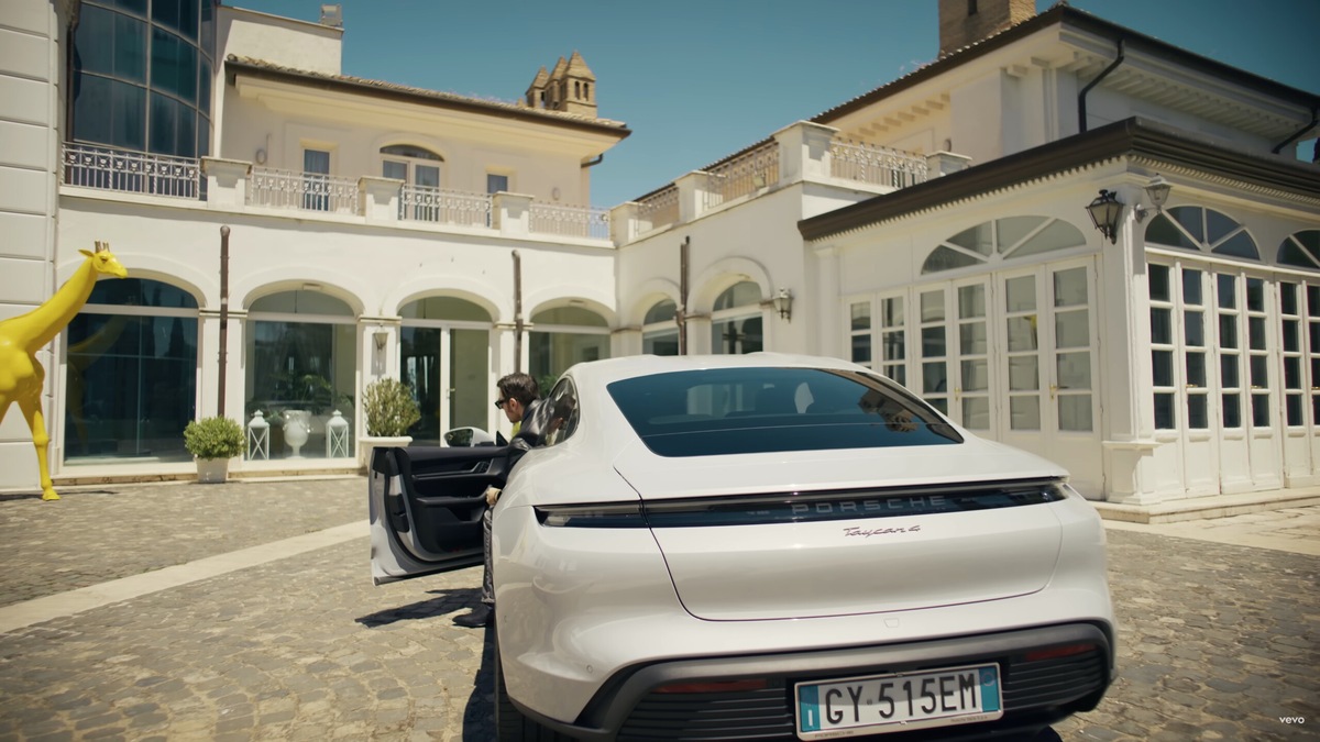 Tiziano Ferro, nella sua "cuore rotto" la protagonista è una Porsche elettrica