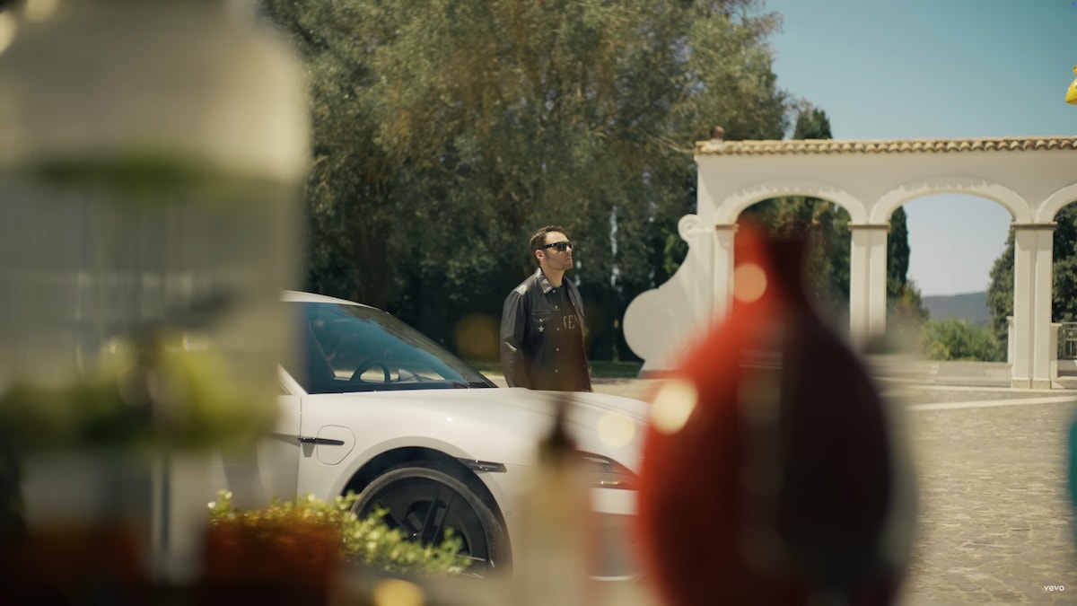 Tiziano Ferro, nella sua "cuore rotto" la protagonista è una Porsche elettrica