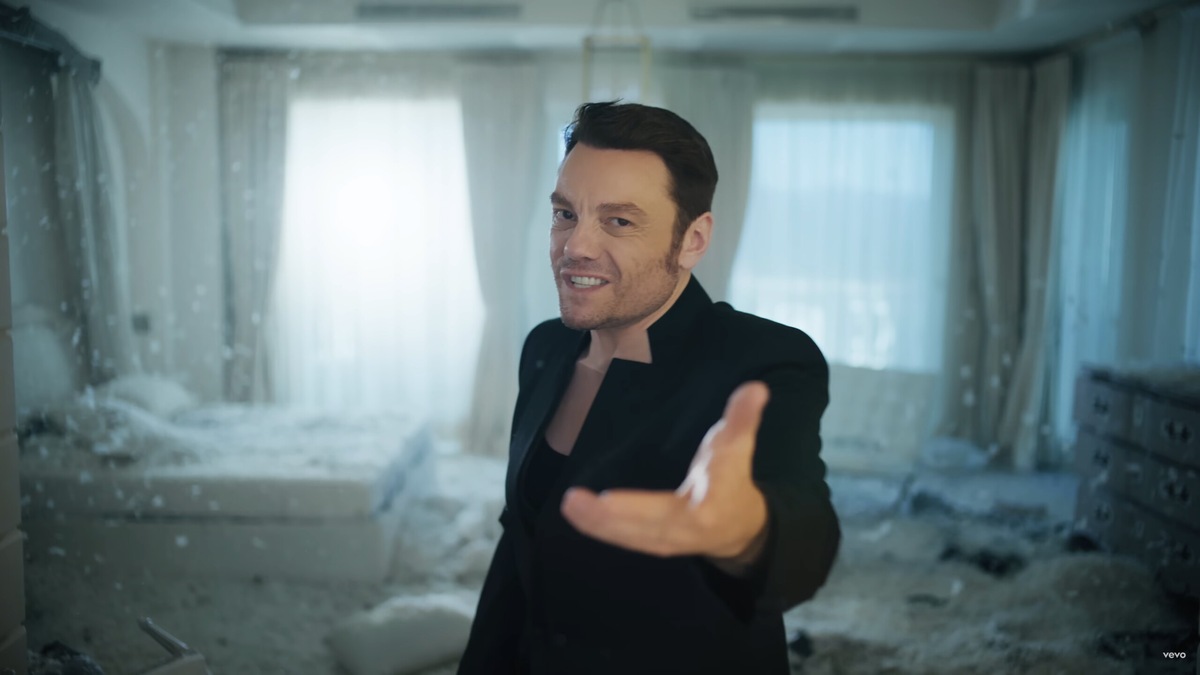 Tiziano Ferro, nella sua "cuore rotto" la protagonista è una Porsche elettrica