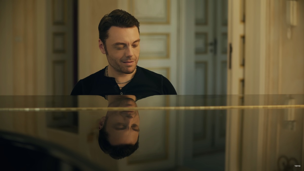 Tiziano Ferro, nella sua "cuore rotto" la protagonista è una Porsche elettrica