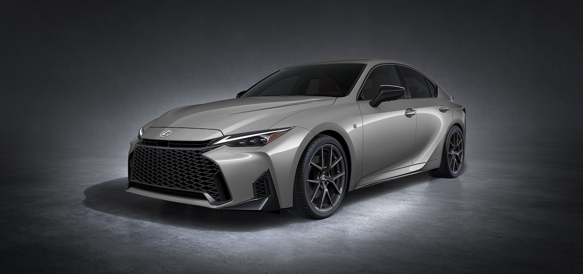 Lexus IS, la berlina sportiva si reinventa con un restyling profondo