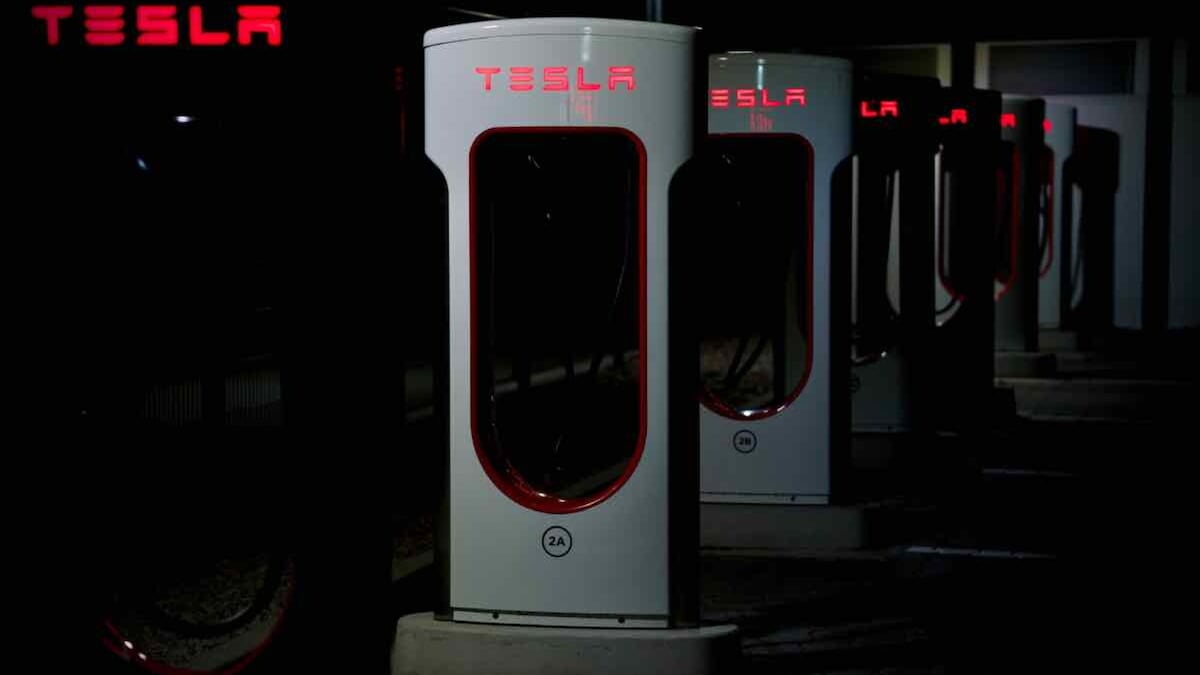Tesla vende i Supercharger alle aziende: rivoluzione nella ricarica