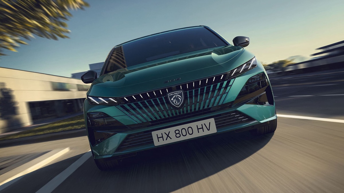 Peugeot 308 restyling, motori ibridi ed elettrici, dotazioni e prezzi