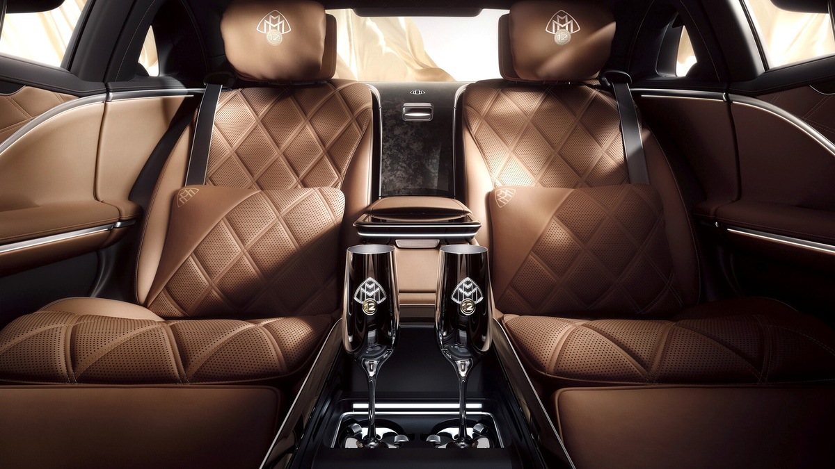 Le foto dell'esclusiva Mercedes-Maybach V12