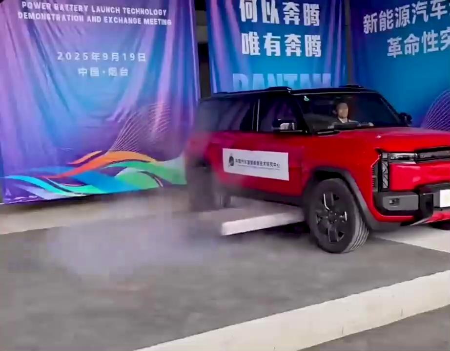 Genio o follia? Dalla Cina il VIDEO del sistema di espulsione batterie