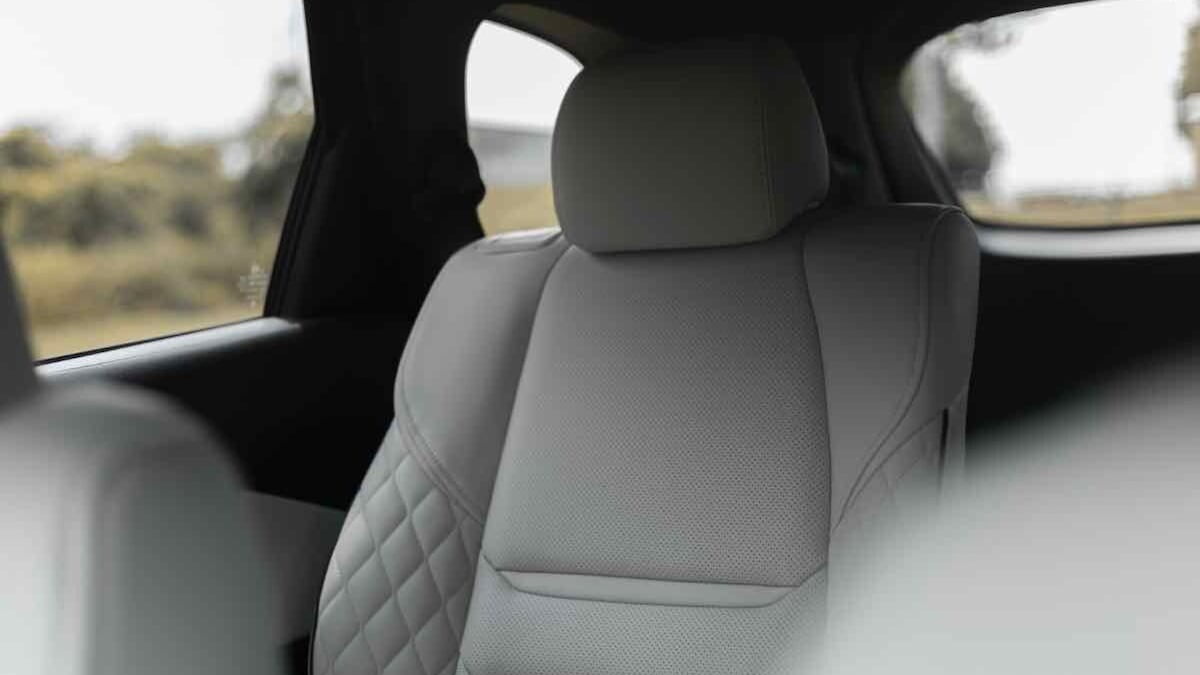 Sedili auto sempre puliti: il metodo per eliminare macchie e aloni