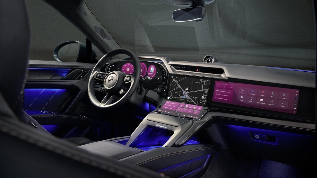 Porsche Cayenne elettrica, all'interno una cascata di schermi