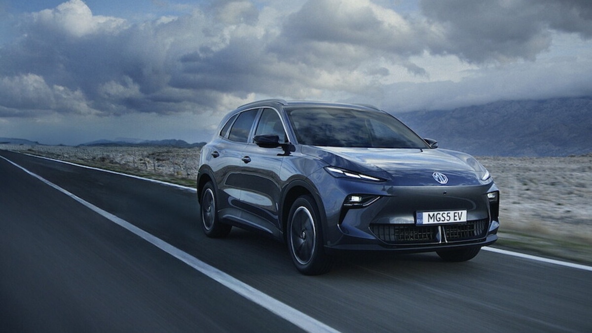 MG supera le 100.000 auto vendute in Italia: crescita record e focus su Hybrid+