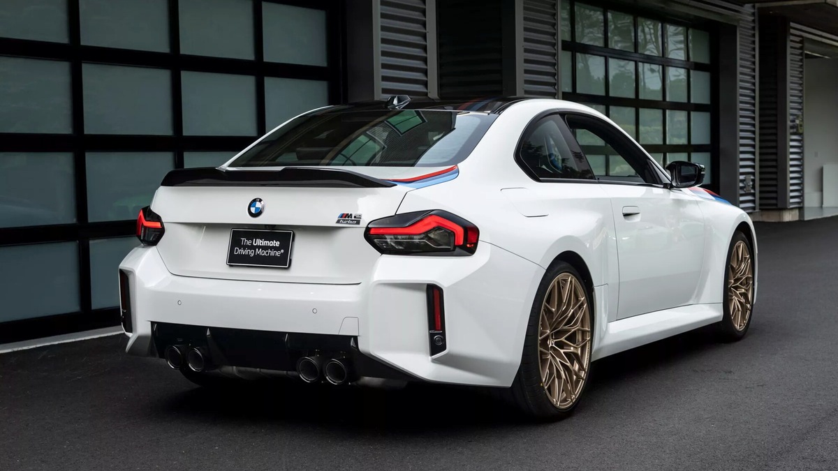 BMW M2 Turbo Design Edition 2026, tributo alla storica 2002 Turbo