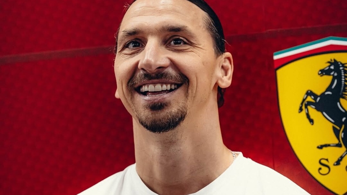 Ibrahimovic come Van Damme: la spaccata su due supercar Ferrari