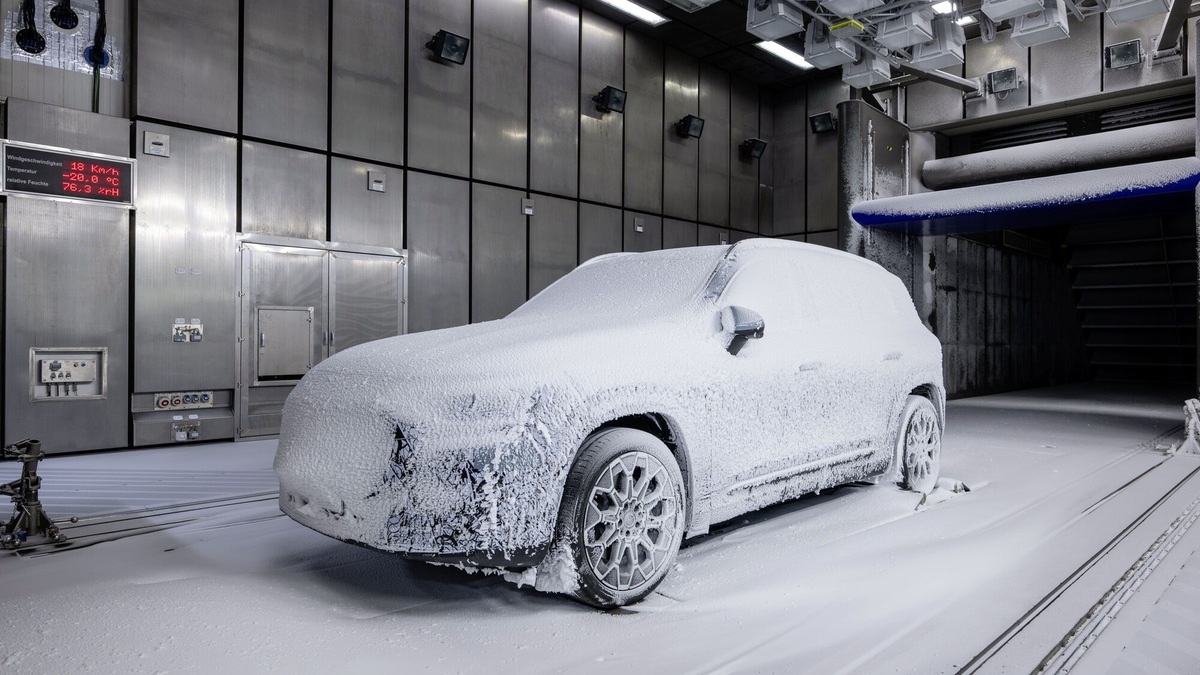 Mercedes GLB, prime immagini, lusso digitale e 7 posti