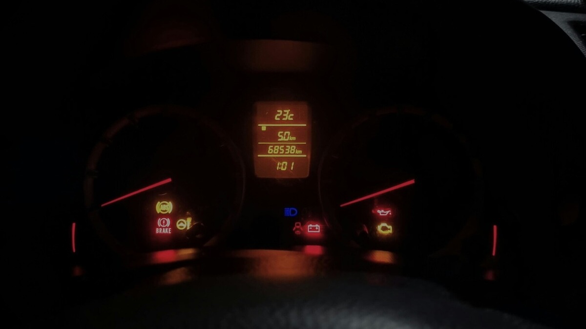 Spia olio motore che lampeggia: cosa significa davvero e quando fermarsi
